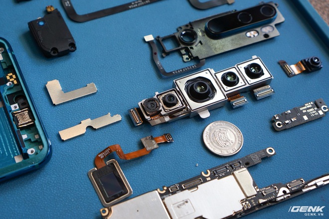 Mổ bụng Xiaomi Mi Note 10: Viên pin chiếm hơn phân nửa diện tích nội thất, cụm camera 108 MP khá to, cảm biến vân tay dưới màn hình rất mỏng - Ảnh 11.