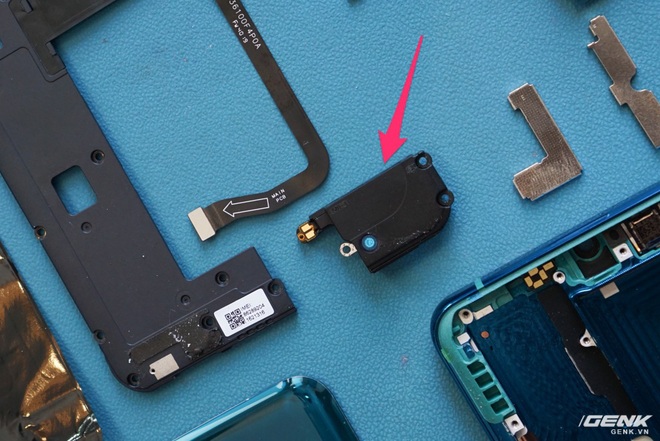 Mổ bụng Xiaomi Mi Note 10: Viên pin chiếm hơn phân nửa diện tích nội thất, cụm camera 108 MP khá to, cảm biến vân tay dưới màn hình rất mỏng - Ảnh 13.