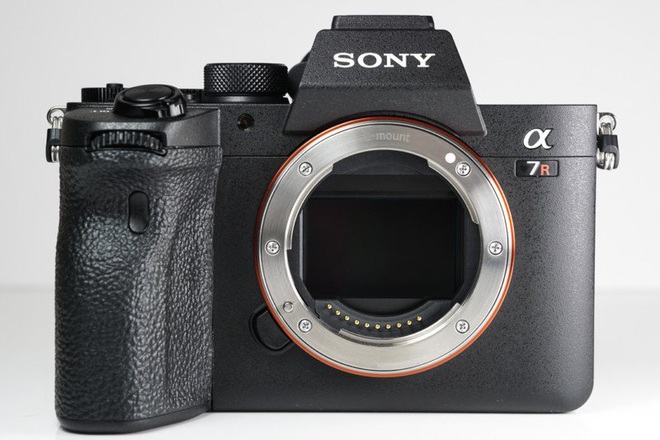 Mổ bụng máy ảnh Sony a7R IV: Nâng cấp đáng kể về mọi mặt - Ảnh 2.