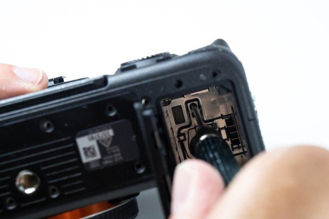 Mổ bụng máy ảnh Sony a7R IV: Nâng cấp đáng kể về mọi mặt - Ảnh 8.