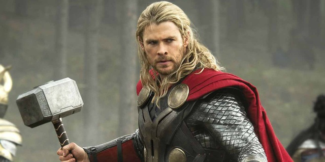 Suốt ngày vác búa Thor về bày chật cả nhà, Chris Hemsworth bị bà xã cấm tiệt không cho mang đạo cụ phim về nữa - Ảnh 1.
