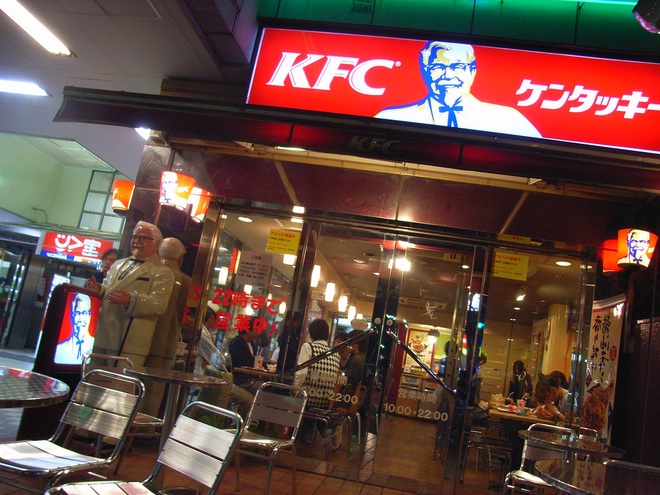Tại sao người Nhật lại chuộng ăn KFC vào dịp Giáng sinh? Nhờ một sáng kiến đúng thời điểm từ hàng chục năm về trước - Ảnh 3.