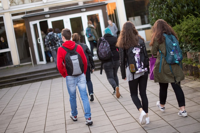 Một ngôi trường ở Đức cho phép học sinh đi muộn 1 tiếng đồng hồ: 97% học sinh sau đó đã ngủ tốt hơn và tập trung hơn - Ảnh 1.