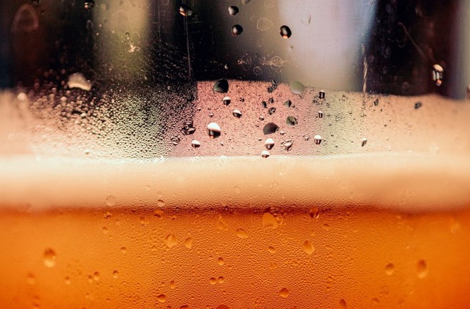 Cách nhà khoa học đã tìm ra giải pháp giúp bia có nhiều bọt hơn và bột giặt ít bọt đi - Ảnh 2.