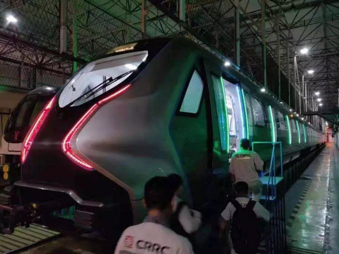 Tàu điện ngầm mới của Trung Quốc có cửa sổ cảm ứng như iPad cỡ lớn, tốc độ 140km/h, nguyên liệu sợi carbon nhưng dân tình có vẻ không háo hức cho lắm - Ảnh 1.