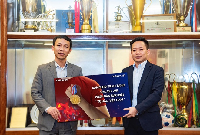 Galaxy A51 phiên bản Tự Hào Việt Nam vừa được trao cho Đội tuyển Bóng đá Nam và Nữ Việt Nam sau kỳ tích SEA GAMES 2019 - Ảnh 1.