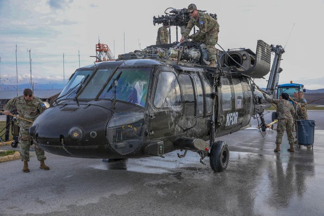 Lính Mỹ tháo tung trực thăng Black Hawk để lau chùi rồi lắp lại gọn gàng, vẫn bay tốt - Ảnh 1.