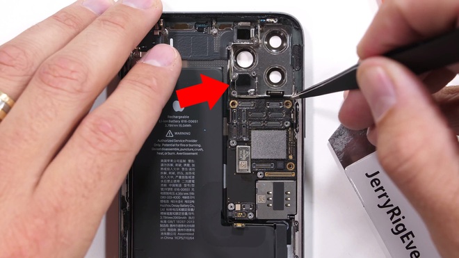 iPhone 11 Pro Max bị bắn xuyên thủng một lỗ nhưng vẫn hoạt động bình thường - Ảnh 2.