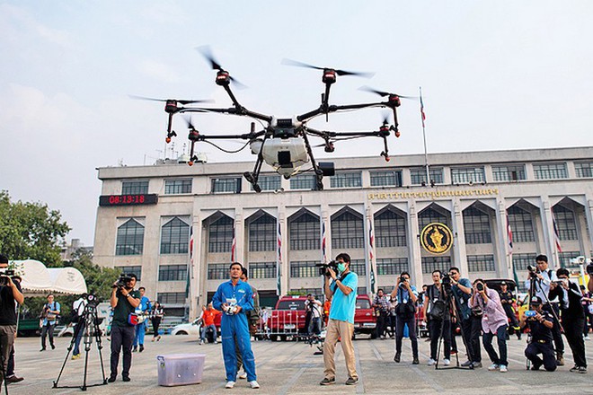 Bangkok lần đầu tiên sử dụng drone phun nước vào không khí để giảm bụi độc hại PM2.5 - Ảnh 4.