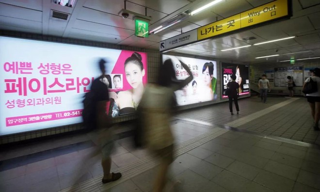 Phụ nữ Hàn Quốc thách thức chuẩn mực: Từ một đất nước ám ảnh nét đẹp hoàn hảo đến tự tin phô bày nhan sắc tự nhiên - Ảnh 3.
