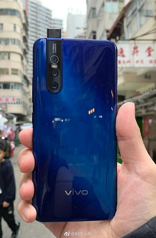 Vivo V15 Pro lộ ảnh trên tay với 3 camera chính cùng hệ thống camera selfie thò thụt 32MP - Ảnh 1.