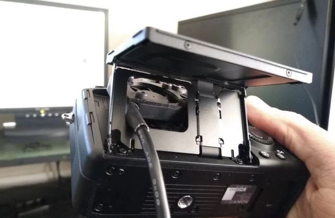 Sáng tạo bất đắc dĩ: Chế quạt tản nhiệt để chống nóng cho máy ảnh Sony - Ảnh 5.
