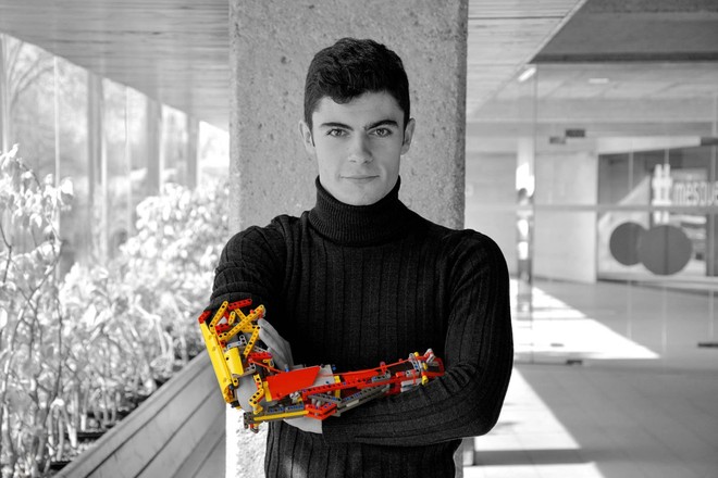 Bị khuyết tật bẩm sinh, anh chàng 19 tuổi tự làm cho mình cánh tay robot từ Lego, cầm nắm được như chi thật - Ảnh 4.