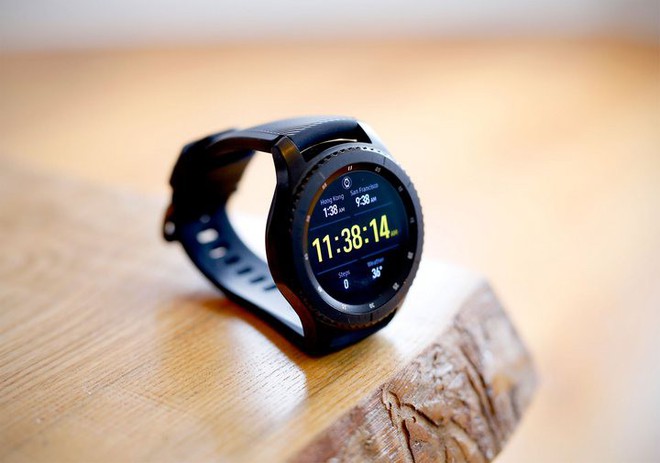 Samsung Galaxy Watch Active sẽ không còn vòng xoay, dày hơn trước và dùng bộ sạc mới? - Ảnh 2.