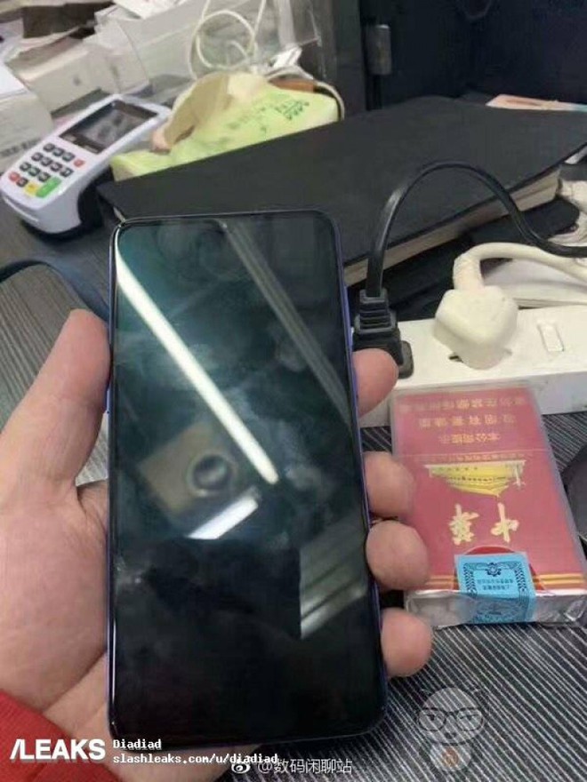 Xiaomi Mi 9 lộ hình ảnh thực tế: Màn hình waterdrop, 3 camera sau, cảm biến vân tay dưới màn hình - Ảnh 1.