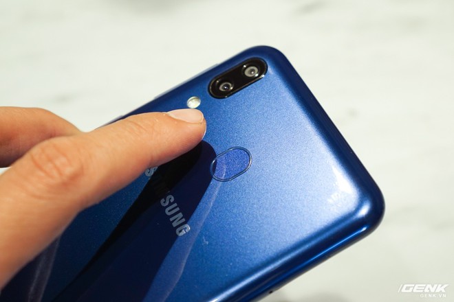 Cận cảnh Galaxy M20 tại Việt Nam: Smartphone có màn hình giọt nước đầu tiên của Samsung, pin khủng lên đến 5.000 mAh - Ảnh 6.