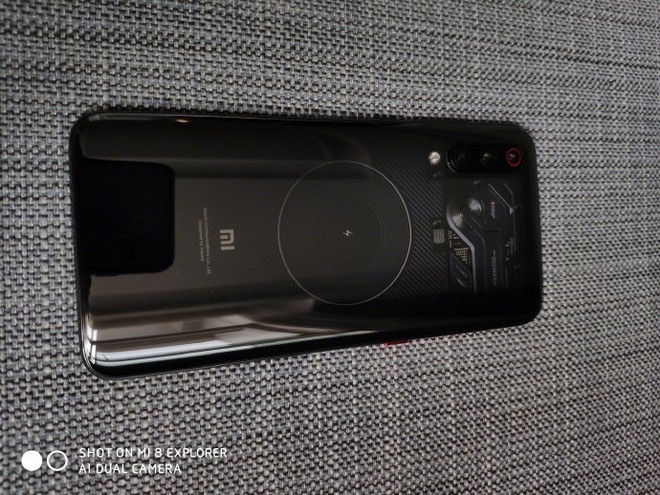 Xiaomi Mi 9 Explorer Edition lộ ảnh thực tế với 3 camera sau, mặt lưng trong suốt, hỗ trợ sạc không dây 20W - Ảnh 1.