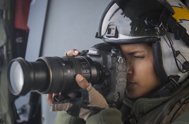 Nghe nữ nhiếp ảnh gia Hải quân Mỹ kể về câu chuyện phía sau những bức hình chụp hạm đội máy bay F35 - Ảnh 7.