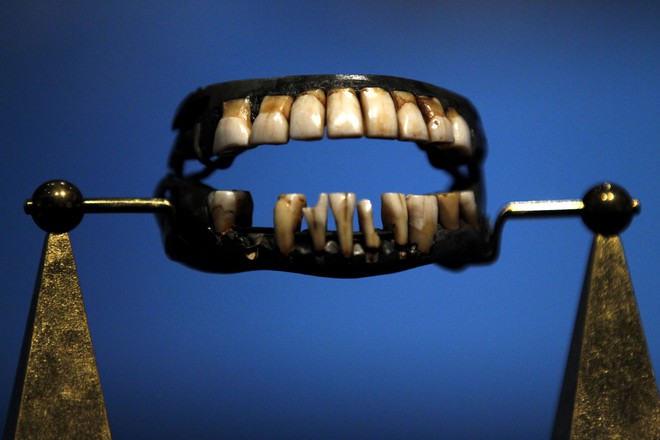 Là bộ phận không thể thiếu trong mỗi dịp ăn uống, từng có lúc người ta còn dùng cả răng động vật để thay thế cho răng người - Ảnh 5.