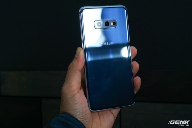Trên tay Galaxy S10e: Flagship giá rẻ của Samsung, cũng là đòn đáp trả với iPhone XR - Ảnh 2.