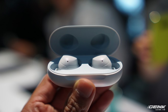 Trên tay Galaxy Buds: Ơn giời mẫu tai nghe AirPods Killer đây rồi! - Ảnh 4.