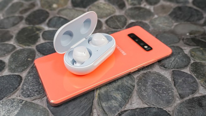 Galaxy Buds không cần phải giết Airpods làm gì cả, chỉ cần phục vụ cả làng Android là đủ - Ảnh 1.