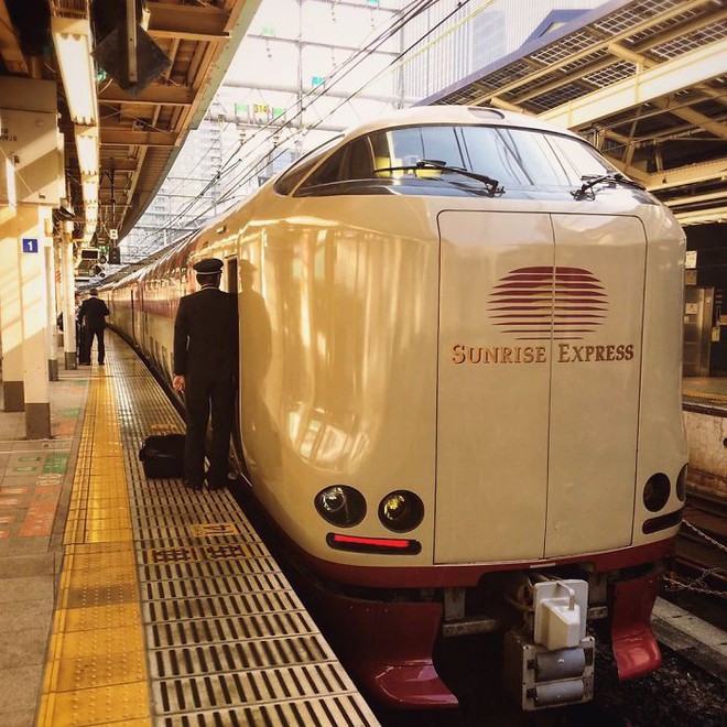 Tàu hỏa xuyên đêm ở Nhật Bản: Bên ngoài cũ kĩ đơn sơ, bên trong nội thất tiện nghi bất ngờ - Ảnh 1.