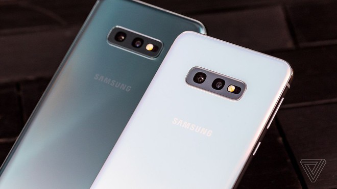 So sánh hai mẫu flagship giá tốt Samsung Galaxy S10E và iPhone XR - Ảnh 1.