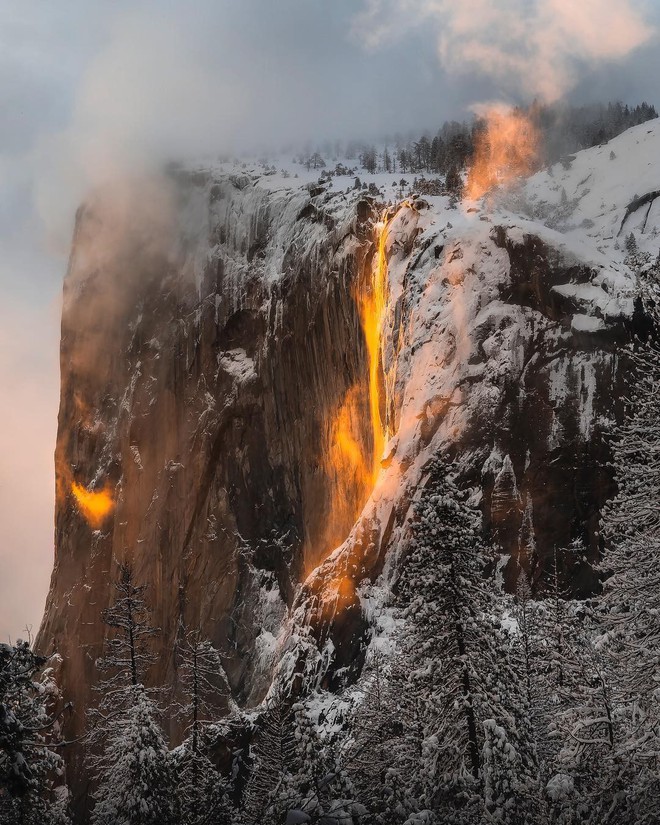 Mỹ: Hiện tượng thác lửa-băng kỳ lạ khiến người dân kéo tới chụp ảnh bất chấp nguy hiểm - Ảnh 4.