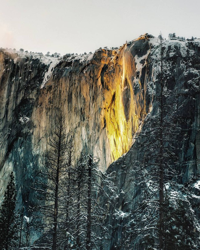 Mỹ: Hiện tượng thác lửa-băng kỳ lạ khiến người dân kéo tới chụp ảnh bất chấp nguy hiểm - Ảnh 6.