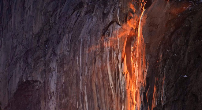 Mỹ: Hiện tượng thác lửa-băng kỳ lạ khiến người dân kéo tới chụp ảnh bất chấp nguy hiểm - Ảnh 1.