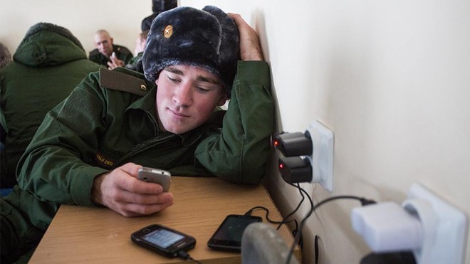 Quân đội Nga sẽ bị cấm sử dụng smartphone vì sợ bị theo dõi - Ảnh 1.