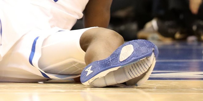 Cổ phiếu của Nike bốc hơi 3 tỷ USD sau khi giày của một hảo thủ bóng rổ nổ toạc trên sân gây chấn thương - Ảnh 2.