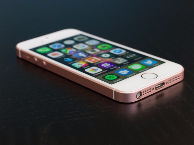 Chiến lược nói không với iPhone giá rẻ đang khiến Apple khốn đốn - Ảnh 1.
