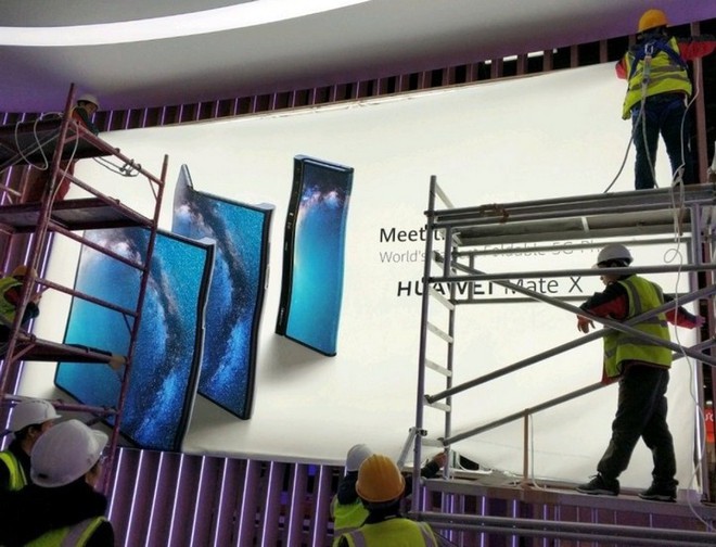 Banner quảng cáo tiết lộ smartphone màn hình gập đầu tiên của Huawei mang tên Mate X, màn hình gập ra ngoài - Ảnh 1.