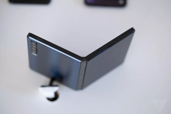 [MWC 2019] Đến lượt TCL tung smartphone màn hình gập: gập dạng vỏ sò, không cho dùng thử, giá chỉ 1.000 USD - Ảnh 3.