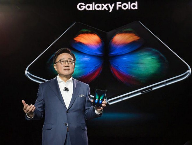 Sự ra đời của Galaxy Fold là lời nhắn nhủ tới cho Apple: Thay đổi hay là chết? - Ảnh 1.