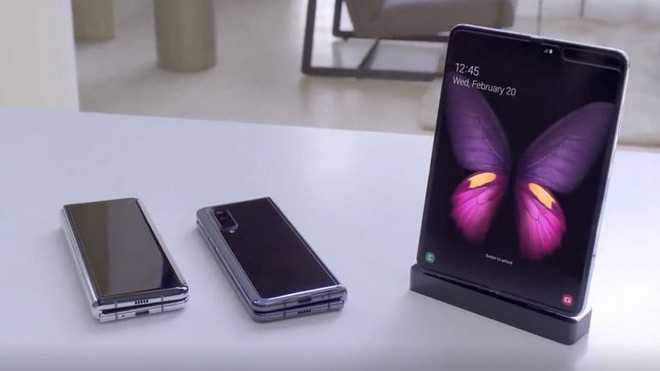 Samsung tung clip trên tay thực tế Galaxy Fold: Nhỏ gọn như một cuốn sổ tay - Ảnh 1.