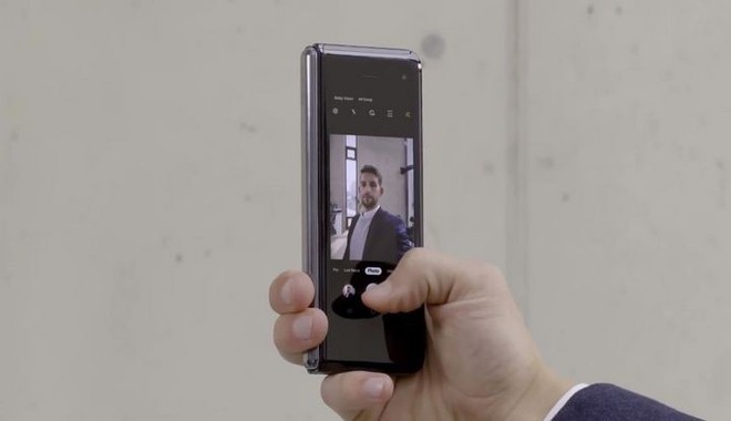 Samsung tung clip trên tay thực tế Galaxy Fold: Nhỏ gọn như một cuốn sổ tay - Ảnh 8.