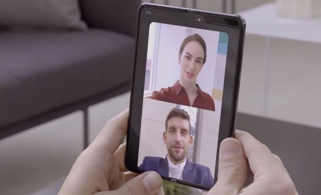 Samsung tung clip trên tay thực tế Galaxy Fold: Nhỏ gọn như một cuốn sổ tay - Ảnh 11.