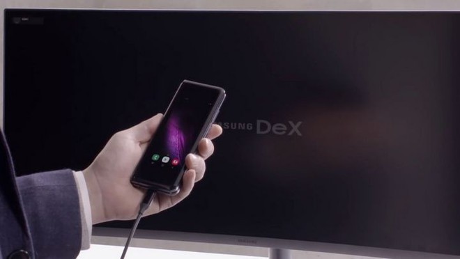 Samsung tung clip trên tay thực tế Galaxy Fold: Nhỏ gọn như một cuốn sổ tay - Ảnh 12.