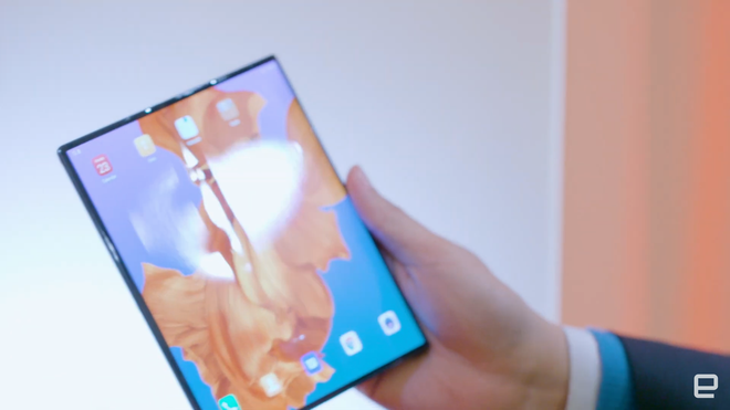 Màn hình gập của Huawei Mate X hiện những vết nhăn mờ xấu xí - Ảnh 3.