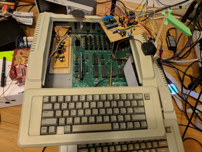 [Việt sub] Lập trình viên biến máy tính Apple IIe thành robot sát thủ, cầm dao nhựa trông rất đáng sợ - Ảnh 2.