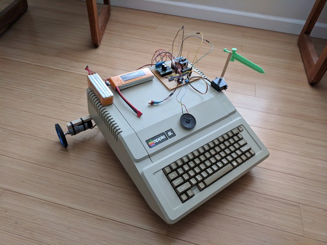 [Việt sub] Lập trình viên biến máy tính Apple IIe thành robot sát thủ, cầm dao nhựa trông rất đáng sợ - Ảnh 1.