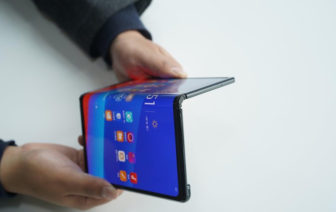 Đến lượt Oppo công bố smartphone màn hình gập của mình, thiết kế trông giống hệt Huawei Mate X - Ảnh 3.