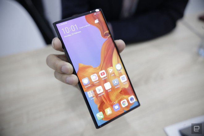 [MWC 2019] Cái nhìn cận cảnh về điện thoại màn hình gập Huawei Mate X - Ảnh 7.