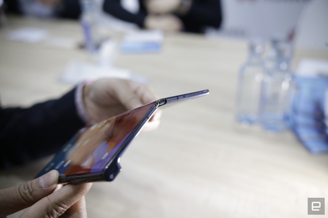 [MWC 2019] Cái nhìn cận cảnh về điện thoại màn hình gập Huawei Mate X - Ảnh 8.