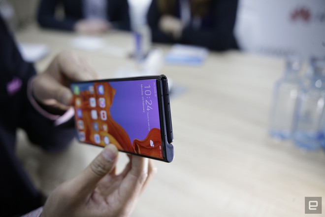 [MWC 2019] Cái nhìn cận cảnh về điện thoại màn hình gập Huawei Mate X - Ảnh 10.