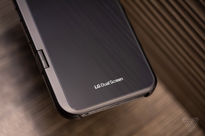 [MWC 2019] Không có smartphone màn hình gập, LG bèn tung ra phụ kiện màn hình phụ cho V50 - Ảnh 2.