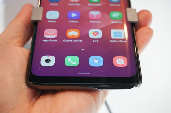 [MWC 2019] Chả ai thèm để ý tới chiếc smartphone không lỗ được Meizu đem ra trưng bày - Ảnh 3.